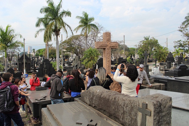 Estudantes visitaram o Cemitério do Bonfim. Foto: Geanine Nogueira ACS/SEE